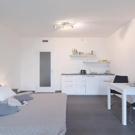 Bright Studio, 10min To The Centre, Free Parking