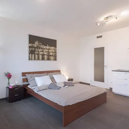 Bright Studio, 10min To The Centre, Free Parking Appartamento